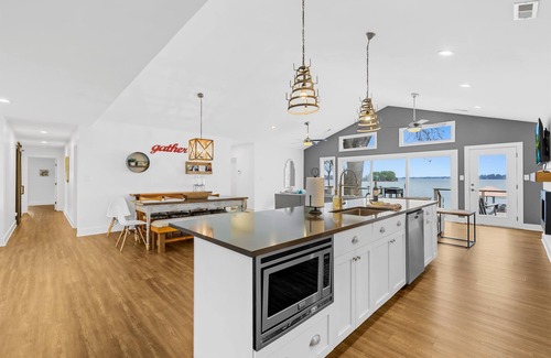 Mount Mourne House | Covered Dock, King Suite, Modern Design, & Kayaks