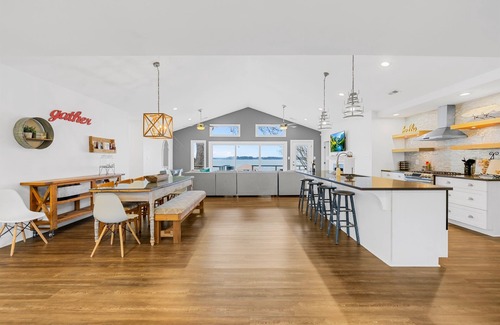 Mount Mourne House | Covered Dock, King Suite, Modern Design, & Kayaks