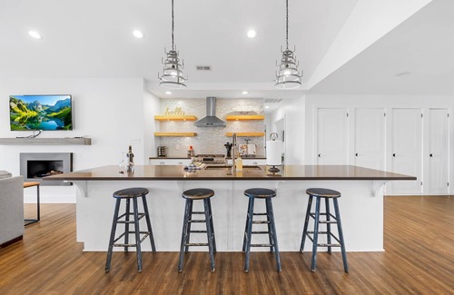 Mount Mourne House | Covered Dock, King Suite, Modern Design, & Kayaks