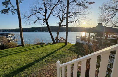 New London House | Covered HotTub, Huge Porch, Boat slip @ Badin lake