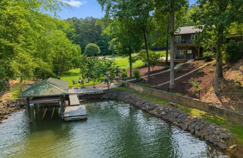 Mayhew House | Coves End by AvantStay Dock Game Room Fire Pit Forest Views