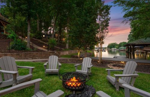 Mayhew House | Coves End by AvantStay Dock Game Room Fire Pit Forest Views