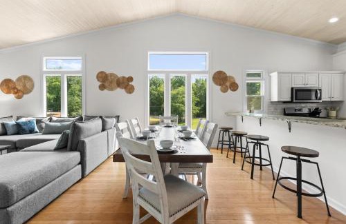 Mayhew House | Coves End by AvantStay Dock Game Room Fire Pit Forest Views
