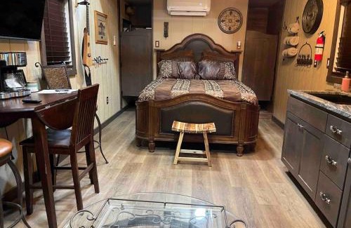 Fredonia Ski Chalet | Cowboy Cabin at The Wild West 40 Homestead
