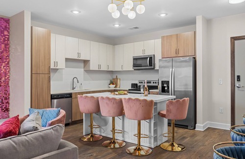 Eighth Avenue Apartment | Cowgirl Dreams - Walk to Broadway, Pool, Gym