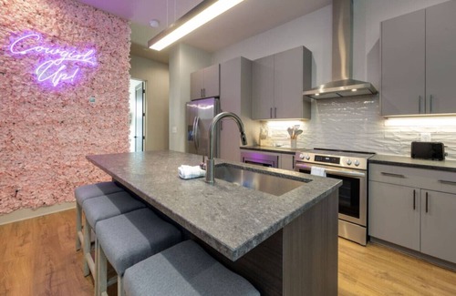 Radnor House | Cowgirl Up! - 4BD/4.5BTH - Rooftop Views