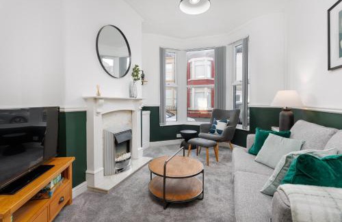 Liverpool House | Cowley House - Air Host & Stay - Sleeps 7