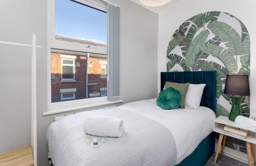 Liverpool House | Cowley House - Air Host & Stay - Sleeps 7