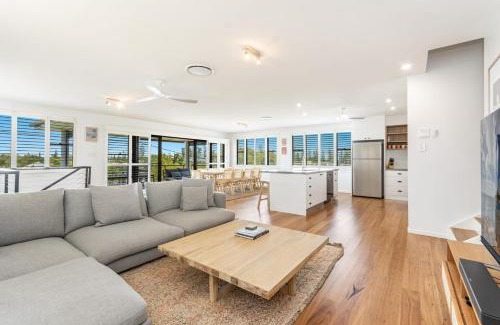 Yamba House | Cowrie House - Spacious, Modern holiday home