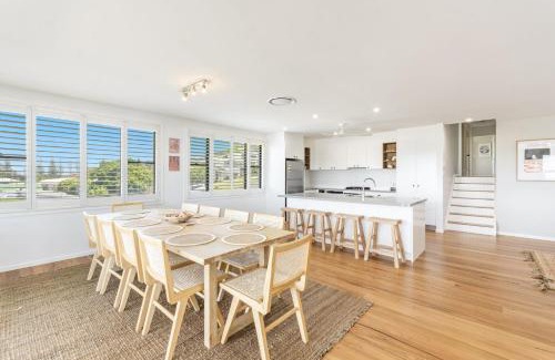 Yamba House | Cowrie House - Spacious, Modern holiday home