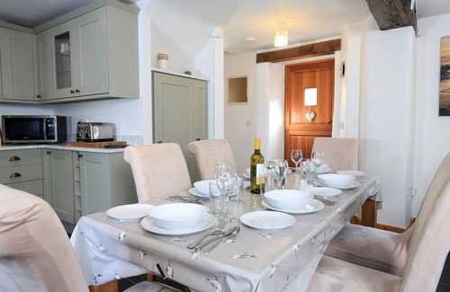 Chillington Cottage | COWSLIP COTTAGE, pet friendly, with a garden in Frogmore