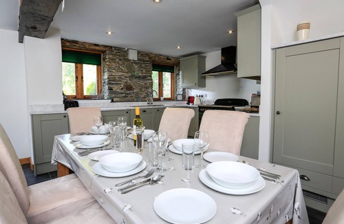 Chillington Cottage | COWSLIP COTTAGE, pet friendly, with a garden in Frogmore