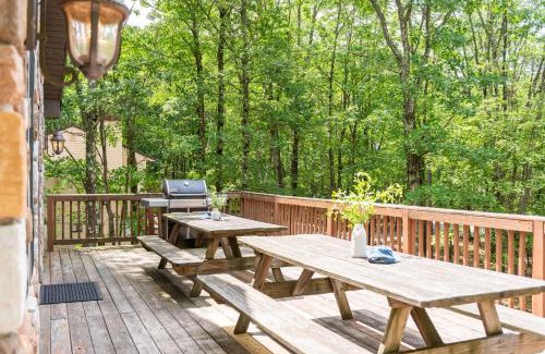 Lake Harmony Estates House | Coyote Cabin by AvantStay Hot Tub Walk to Lake
