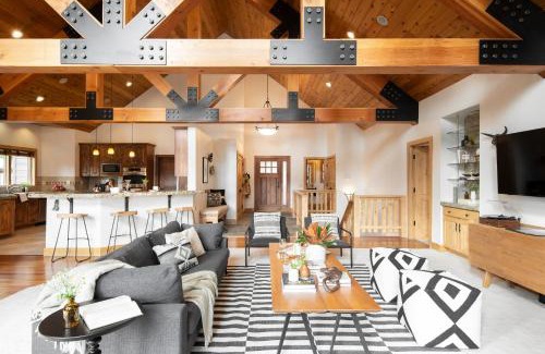 Truckee House | Coyote Moon by AvantStay Cabin WSauna Mins from DT Truckee NorthStar