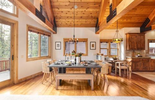 Truckee House | Coyote Moon by AvantStay Cabin WSauna Mins from DT Truckee NorthStar