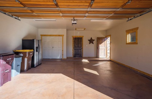 Coyote Run House | Coyote Run - Moab Rustic Retreat- Private Hot Tub-Fireplace