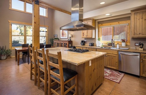 Coyote Run House | Coyote Run - Moab Rustic Retreat- Private Hot Tub-Fireplace