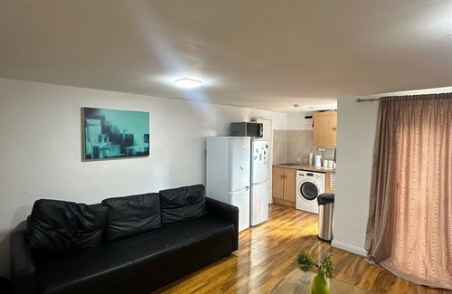 Cranford Apartment | Cozy 1 Bed Apt Sleeps 4 with Garden Views