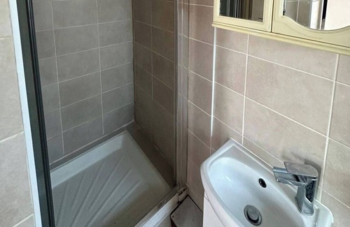Cranford Apartment | Cozy 1 Bed Apt Sleeps 4 with Garden Views