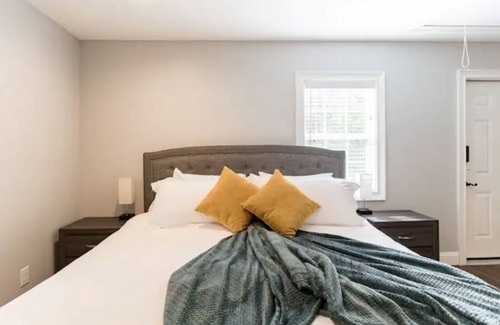 Adairsville Cottage | Cozy 1 Bedroom, 1 Bath guest house. Private country setting.