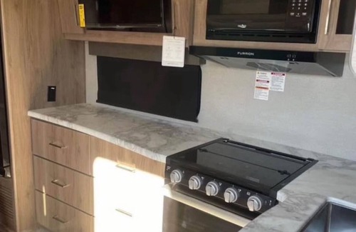 Naples RV Rental | Cozy 1 bedroom 1 bath travel trailer in tranquil Naples with WiFi, AC