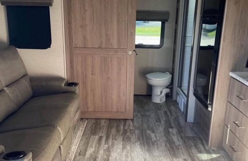 Naples RV Rental | Cozy 1 bedroom 1 bath travel trailer in tranquil Naples with WiFi, AC