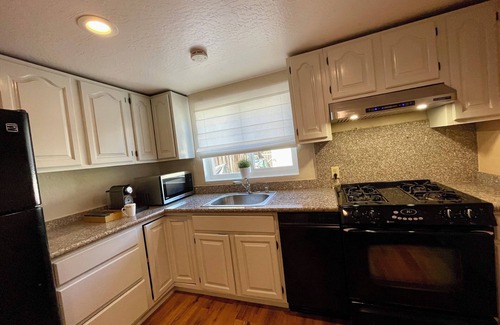 Sunnyvale West Cottage | Cozy 1 bedroom 1 bathroom in prime Sunnyvale with WiFi, AC, kitchen in redwoods