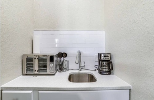 St. Petersburg Apartment | Cozy 1-bedroom apartment with carport and WiFi in phenomenal St. Petersburg