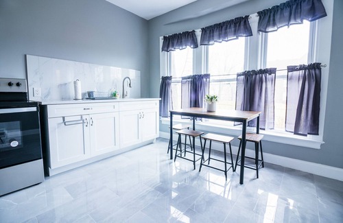Downtown Niagara Falls Apartment | Cozy 1 bedroom Apartment Sleeps 4