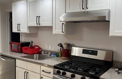 New Haven Apartment | Cozy 1-bedroom apartment, water views in wonderful New Haven with WiFi, AC