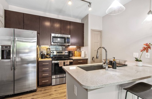 Chestnut Apartment | Cozy 1-bedroom apartment in Austin with Free Wi-Fi, fitness room, Pool, Parking