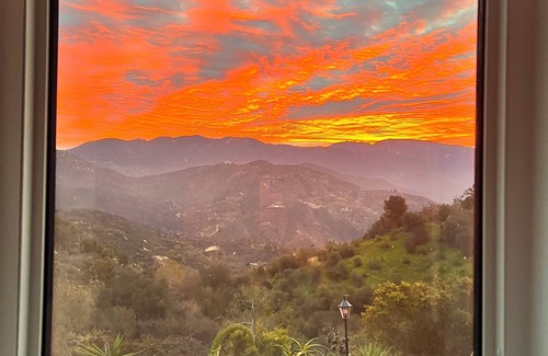 Rainbow CDP Apartment | Cozy 1-bedroom artistic loft apartment in peaceful Fallbrook with hi -speed WiFi