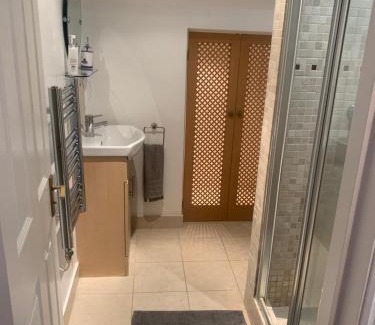 Brondesbury Apartment | Cozy 1 Bedroom Basement Flat