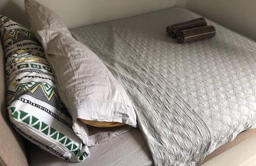 Las Pinas Condo | Cozy 1 bedroom by the mall with Netflix