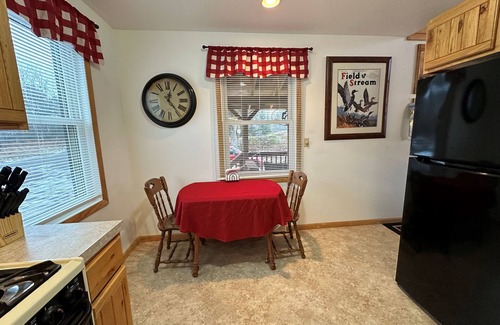 Ironwood Cabin | Cozy 1-bedroom cabin with AC, WiFi & garage in charming Ironwood