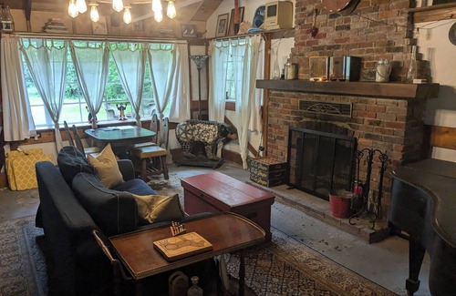Milford Cabin | Cozy 1-bedroom cabin with AC, WiFi in lovely Milford, PA