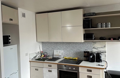 Greenwich West Apartment | Cozy 1-bedroom condo in charming London with WiFi, gym, pool and free parking