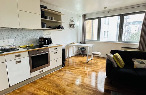 Greenwich West Apartment | Cozy 1-bedroom condo in charming London with WiFi, gym, pool and free parking