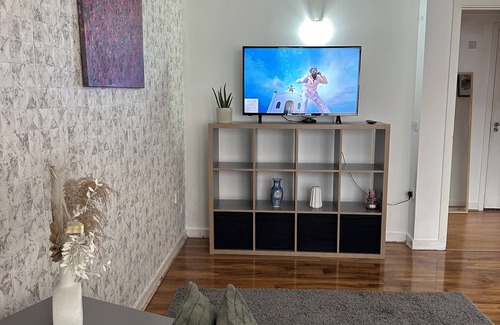 Greenwich West Apartment | Cozy 1-bedroom condo in charming London with WiFi, gym, pool and free parking