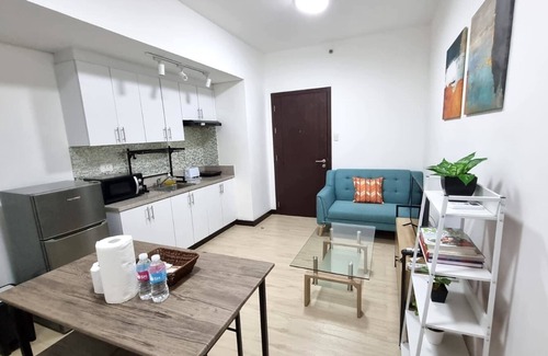 Bangkal Condo | Cozy 1-bedroom condo San Lorenzo Place Makati WiFi 4KM NAIA
