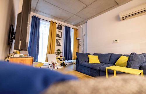 Old Montreal Condo | Cozy 1-bedroom condo with WiFi, fitness room and office space in old Montréal