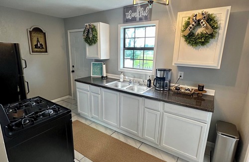 Ozark Cottage | Cozy 1-Bedroom Cottage in Ozark