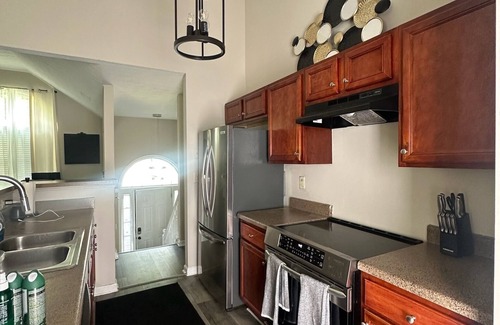 Union City House | Cozy 1-bedroom guest room with AC and WiFi in Union City. Close to airport