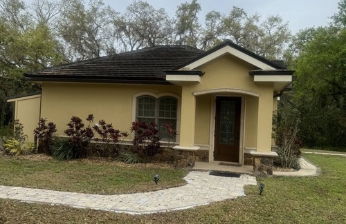 Braden River House | Cozy 1-bedroom house with AC and WiFi in adorable Sarasota on a 5 acre property