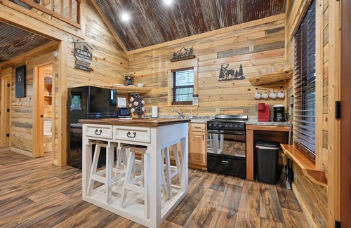 Mena Cabin | Cozy 1 bedroom + loft cabin, 3 miles to WPG, bring your ATV or rent one from us!