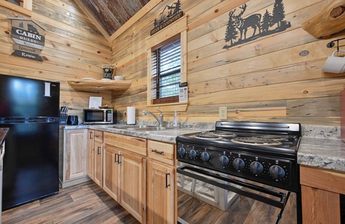 Mena Cabin | Cozy 1 bedroom + loft cabin, 3 miles to WPG, bring your ATV or rent one from us!
