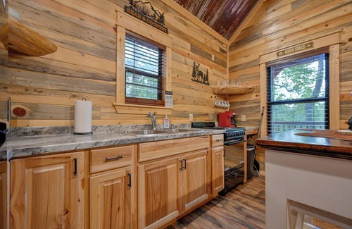 Mena Cabin | Cozy 1 bedroom + loft cabin, 3 miles to WPG, bring your ATV or rent one from us!