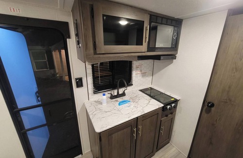 Shelby House | Cozy 1-bedroom mobile Camper Trailer home with WiFi and AC in Pleasant Shelby