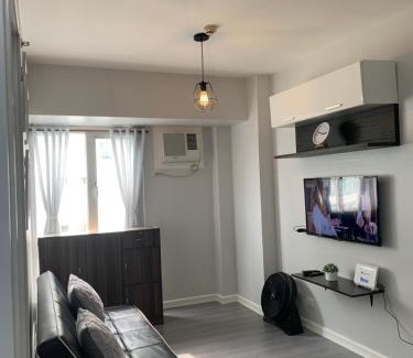 Alabang Apartment | Cozy 1 Bedroom near Alabang Town Center and Molito with Wifi and Netflix