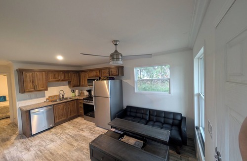 Chattaroy House | Cozy 1-bedroom, Private Hot-tub and High speed WiFi in Charming Chattaroy.
